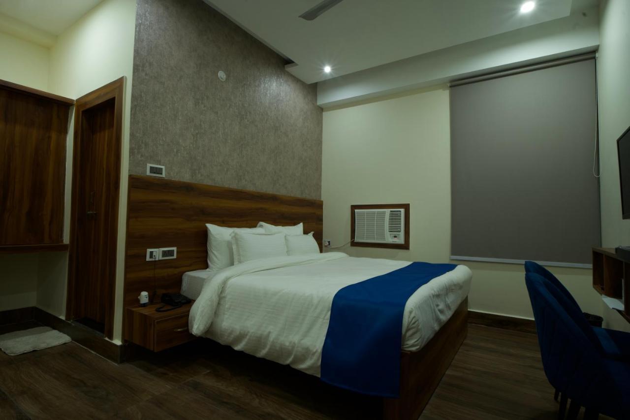 Dolphin Club Hotel Chinhat Exterior photo
