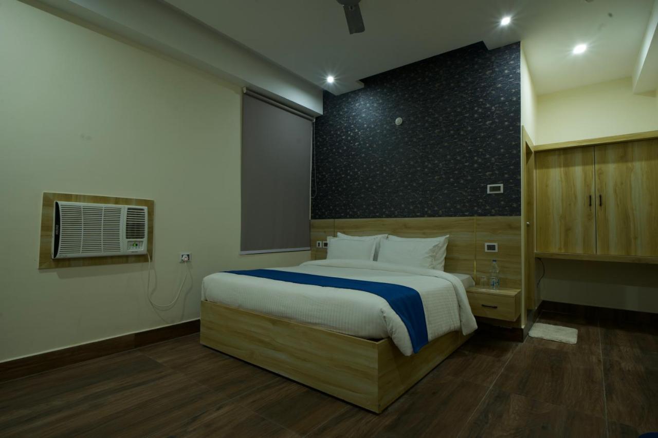 Dolphin Club Hotel Chinhat Exterior photo