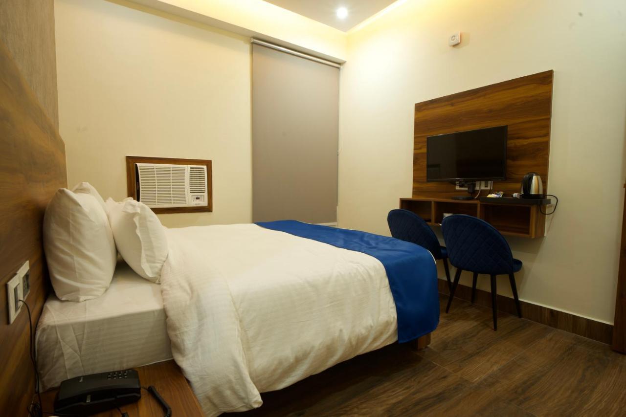 Dolphin Club Hotel Chinhat Exterior photo