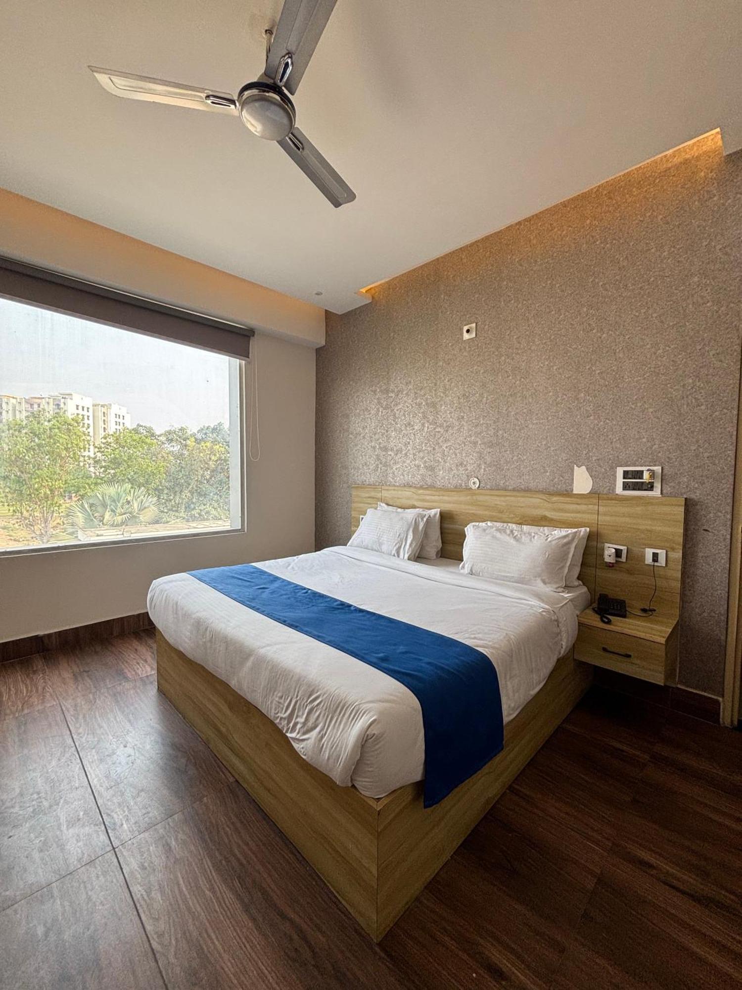Dolphin Club Hotel Chinhat Exterior photo